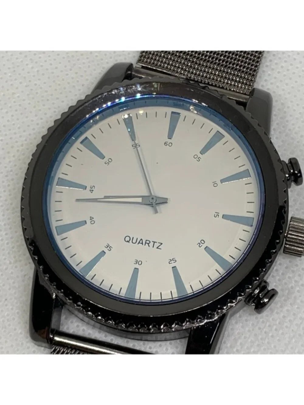 Men’s quartz analog watch black tone 49mm beige dial mesh band running